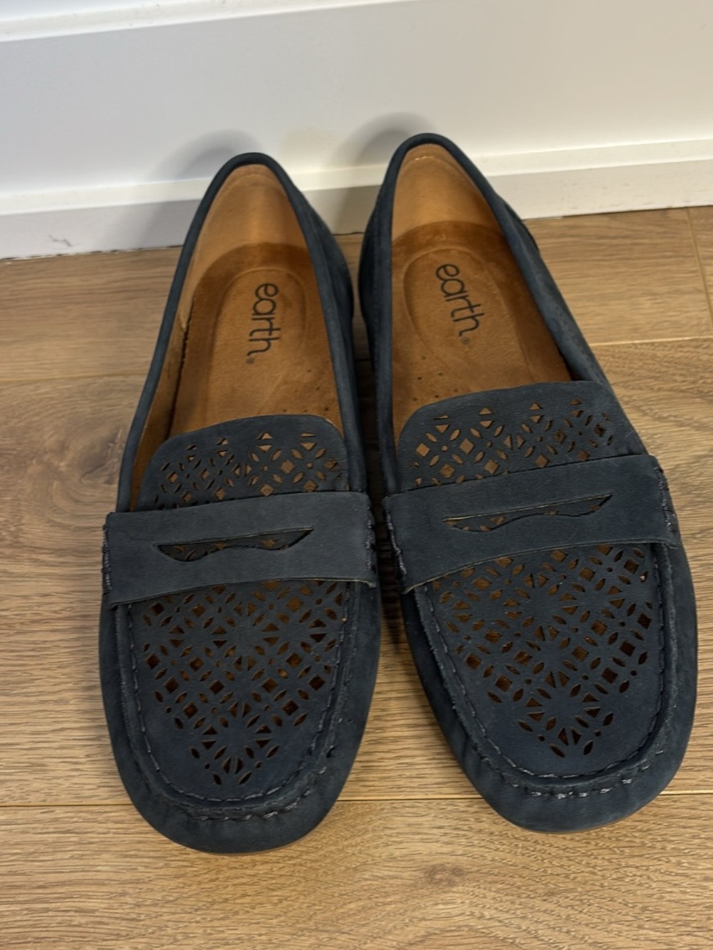 Earth Women’s Navy Blue Laser Cut Loafers Comfort Slip On Shoes Size 9W Wide